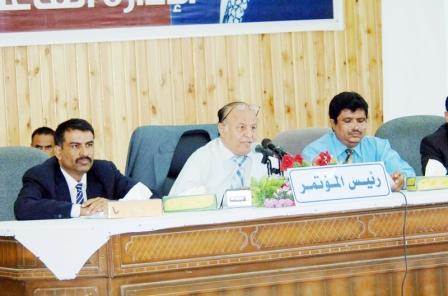 نائب الرئيس يلقي كلمته في اختتام المؤتمر الفرعي للسلطة المحلية بالمهرة أمس